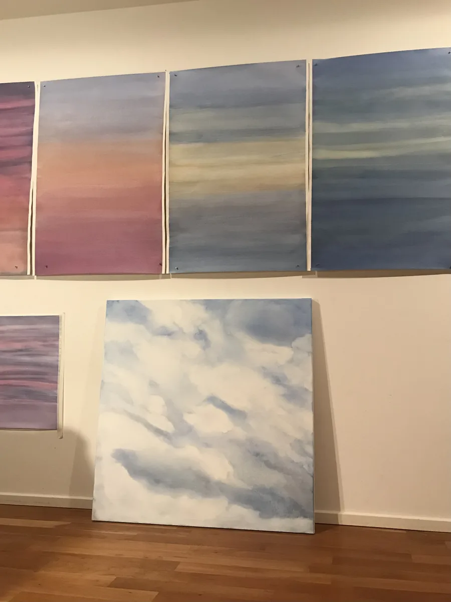 Atelieransicht: aufgestellte und gehängte Leinwände im Atelier